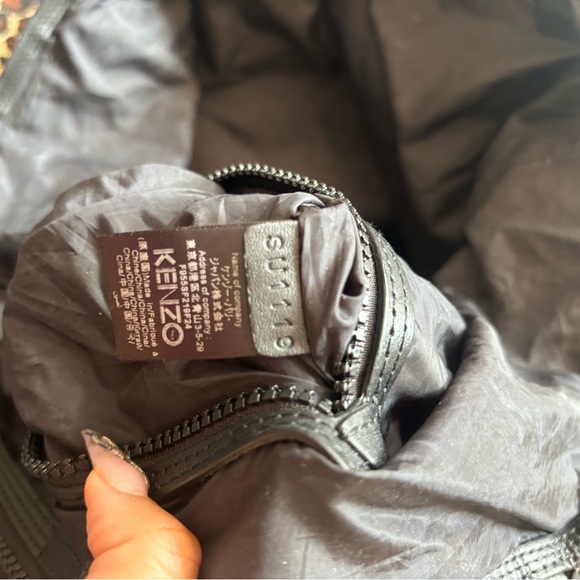 Kenzo Paris black tote bag and zipper pocket inside.
Dust bag included - Picture 4 of 4